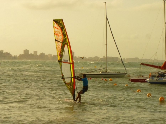 Aprendiendo windsurf junto a los barcos